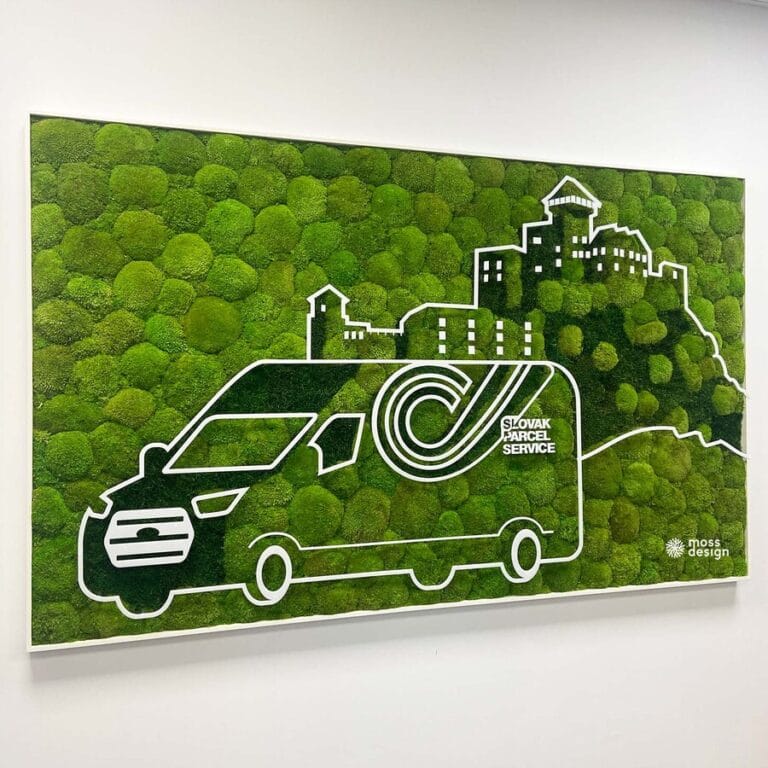 Machová stena z kopcovitého machu + plexi logo - Slovak Parcel Service